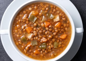 Леща яхния: Вкусна и питателна рецепта за цялото семейство