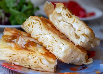 Баница със сирене и готови кори: Бърза и хрупкава рецепта